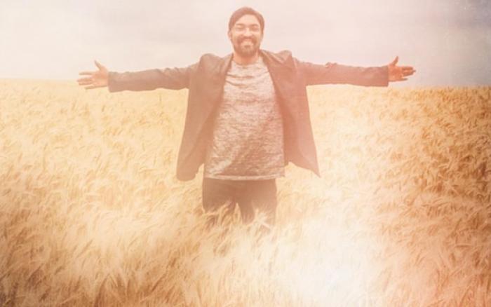 Francimar Costa expressa sua fé em Deus na canção “Agindo Deus”