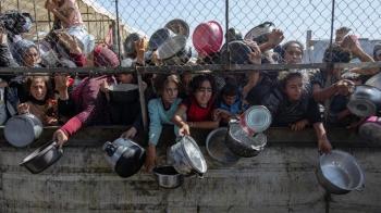 Refugiados palestinos na fila para receber comida Notícias Católicas