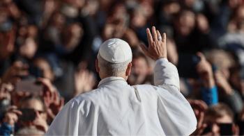 Papa Leão XIV acena para fiéis na Praça São Pedro / Foto: REUTERS/Yara Nardi Notícias Católicas