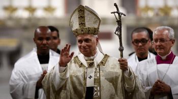 Papa Leão XIV acena para fiéis na Basílica de Santo Anselmo / Foto: REUTERS/Vincenzo Livieri Notícias Católicas