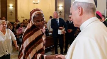 Papa Leão XIV cumprimenta refugiada acolhida pela diocese italiana de Albano. | Vatican Media Notícias Católicas