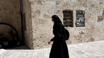 Uma freira passa em frente à Sala do Cenáculo, em Jerusalém  (ANSA) Notícias Católicas