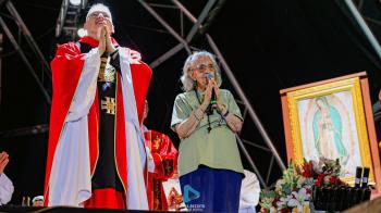 Tia Lolita ao lado do padre Marcelo Rossi na edição passada do Hallel (2025) / Foto: Divulgação Hallel Notícias Católicas