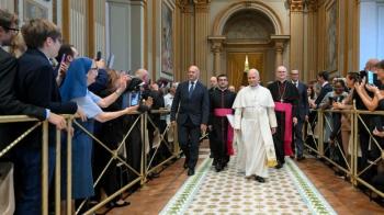O Papa cumpriu agenda regularmente nesta segunda-feira (12/10), um dia antes de ser internado (VATICAN MEDIA) Notícias Católicas