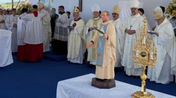 Imagem e relíquia de beato Nazareno Lanciotti levadas ao altar na missa de beatificação | Facebook Beato Nazareno Lanciotti Notícias Católicas