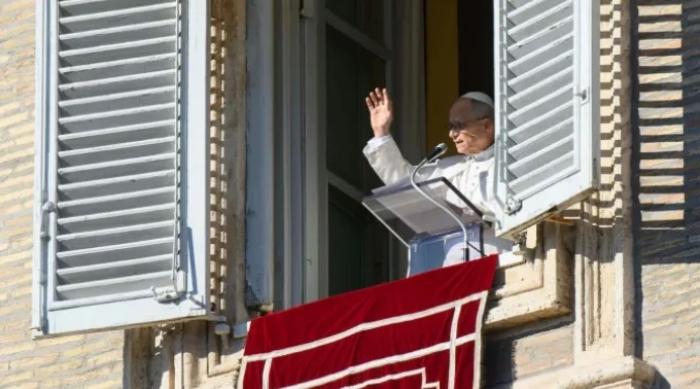 O batismo é a porta do céu, diz o papa Leão XIV no ângelus